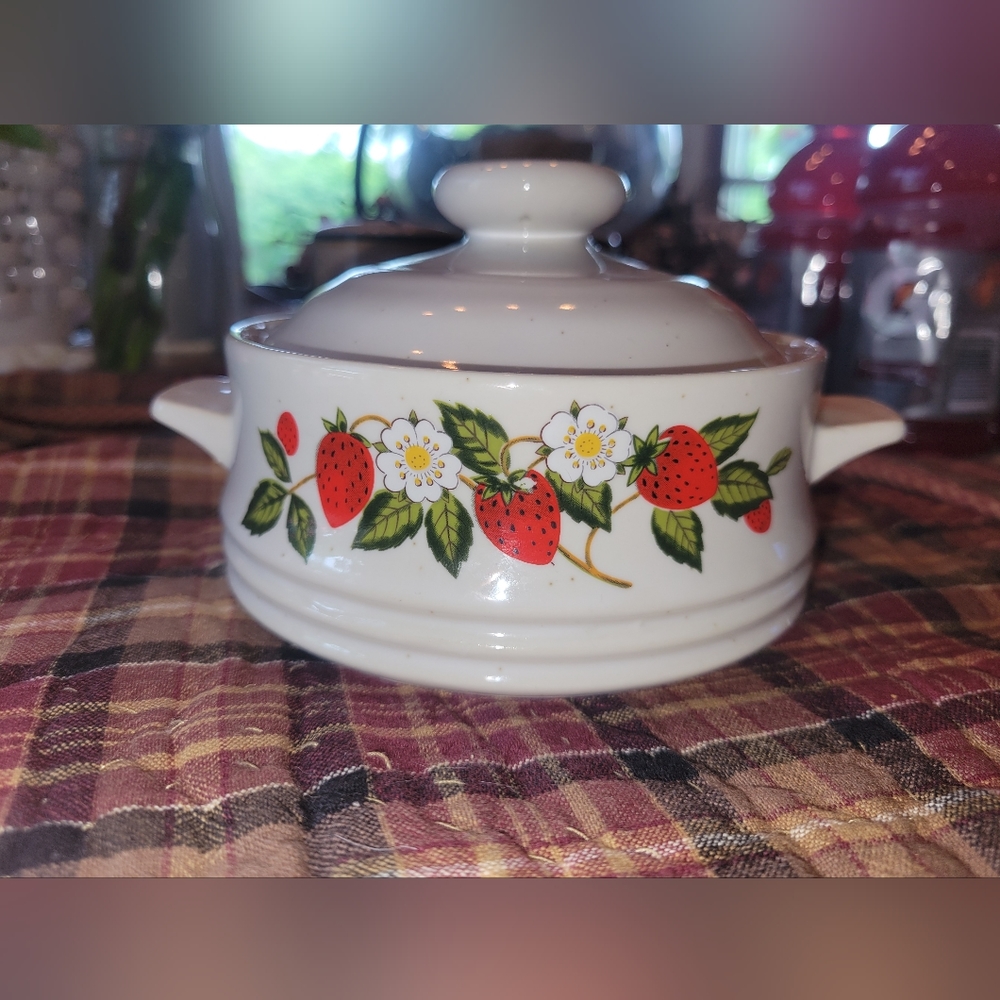 Vintage Sheffield Strawberries N Cream Stoneware Baker Casserole Bowl with lid